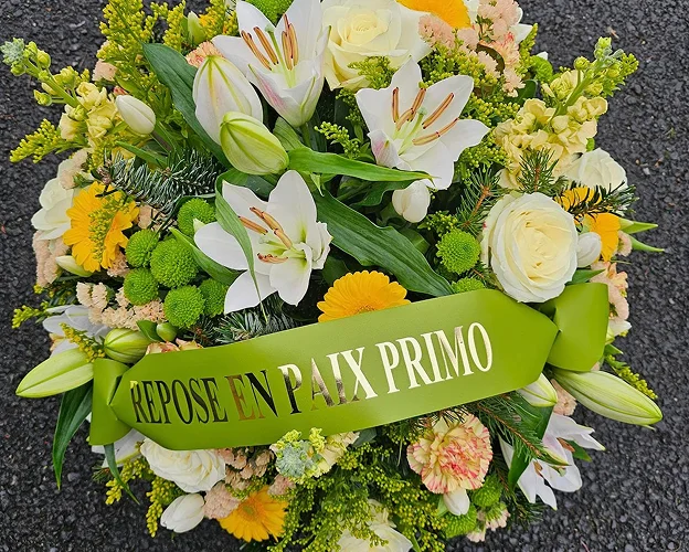 ornement florales deuil à La Suze-sur-Sarthe près d'Allones dans la Sarthe 72