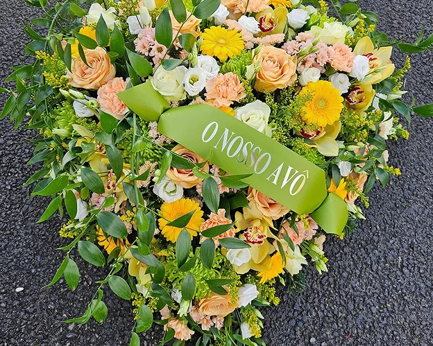 bouquet de fleurs deuil à La Suze-sur-Sarthe près d'Allones dans la Sarthe 72